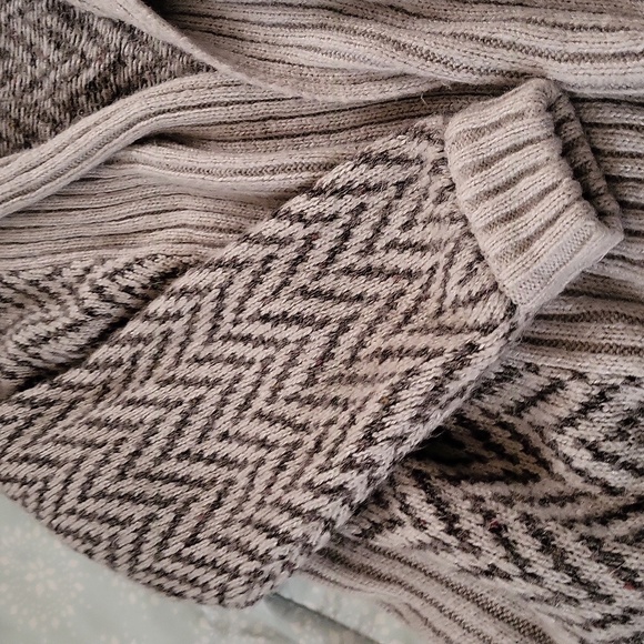 country concepts plus gray sweater - Picture 3 of 7